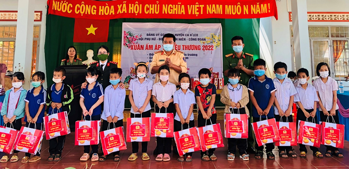 CAH Ea Hleo tham tang qua tai truong TH Ea Wy 3